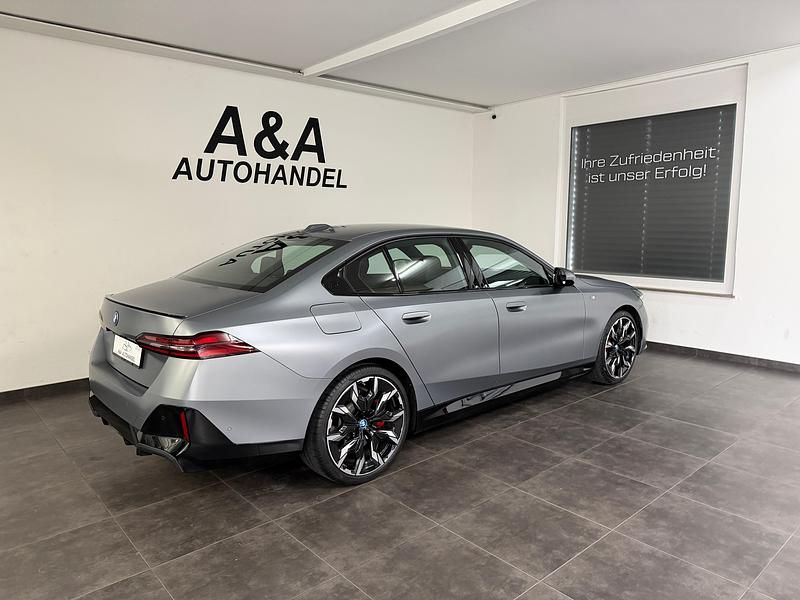 Gebraucht BMW 550e M Sport 489 PS (359 kW) 2025