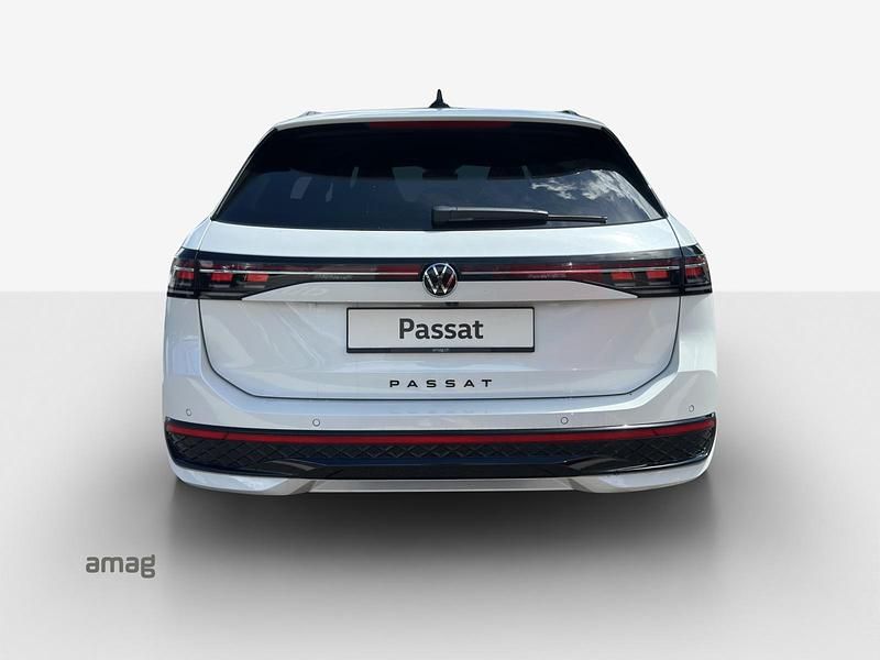 Gebraucht VW Passat R-line 266 PS (195 kW) 2025 Oryxwhite perlmutteffekt Kombi