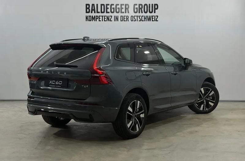 Neu Volvo XC60 Plus 350 PS (257 kW) 2025 Grün SUV