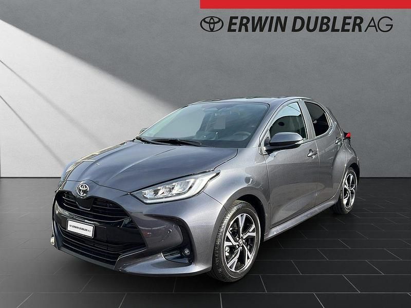 Grau Neu 2025 Toyota Yaris Hybrid Trend Limousine | CHF 28’340 (Etwas zu teuer) - Bild 1/4