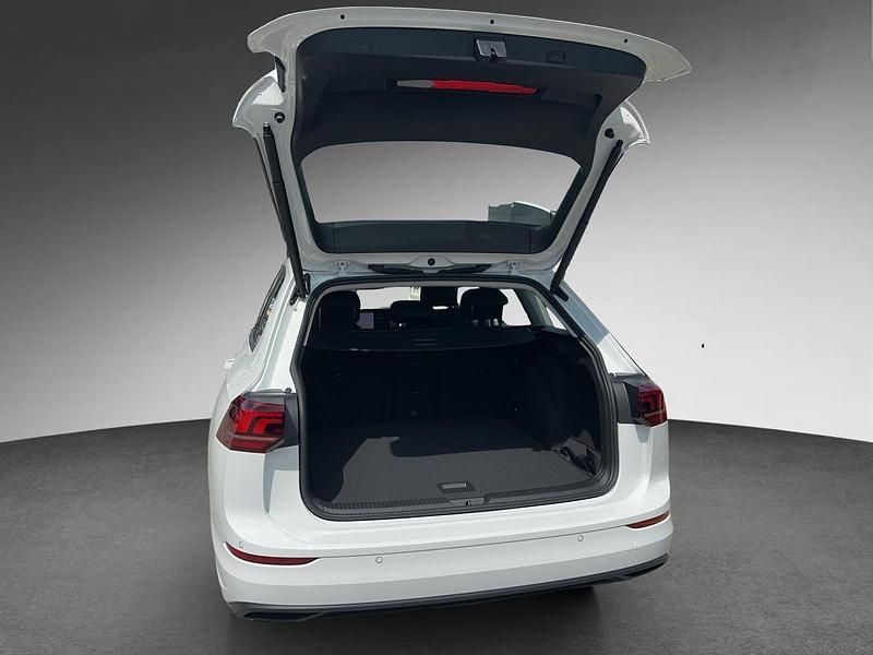 Gebraucht VW Golf VIII Life 150 PS (110 kW) 2024 Weiss Kombi
