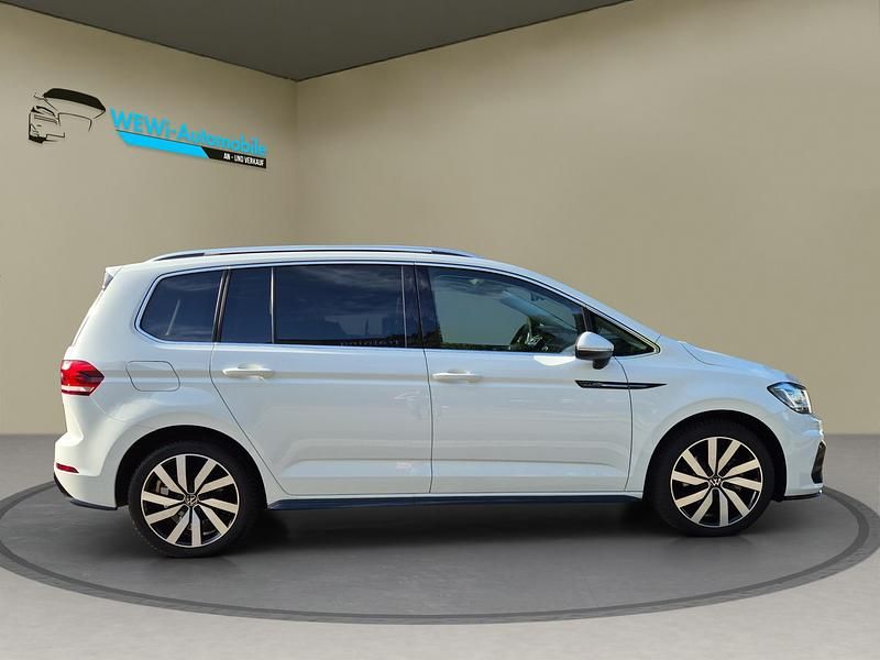 Weiss Gebraucht 2024 VW Touran R-line BlueMotion Van / Kleinbus | CHF 38’895 (Teuer) - Bild 1/4