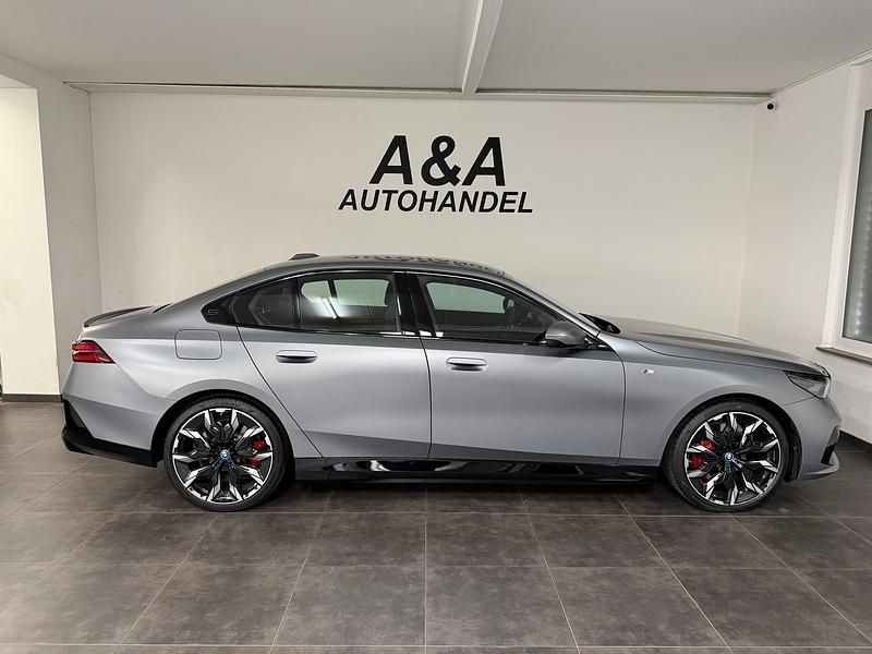 Gebraucht BMW 550e M Sport 489 PS (359 kW) 2025