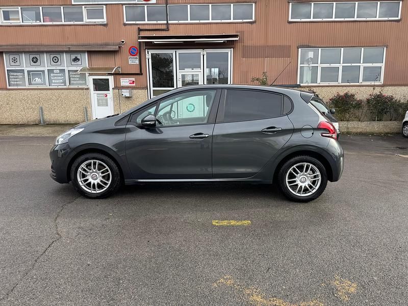 Gebraucht Peugeot 208 Active 82 PS (60 kW) 2016 Kleinwagen