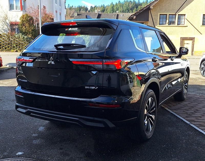 Neu Mitsubishi Outlander P-HEV Inform 306 PS (225 kW) 2026 Schwarz Kombi