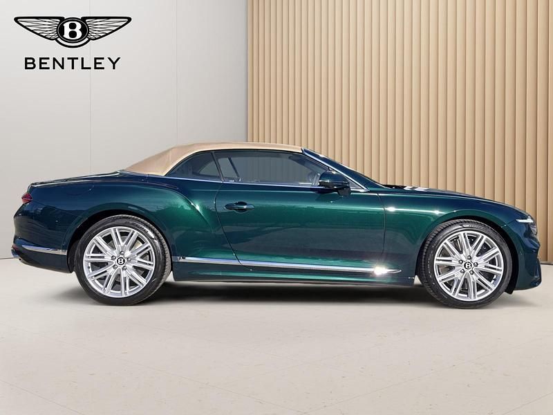 Neu Bentley Continental 680 PS (500 kW) 2025 Grün Cabrio