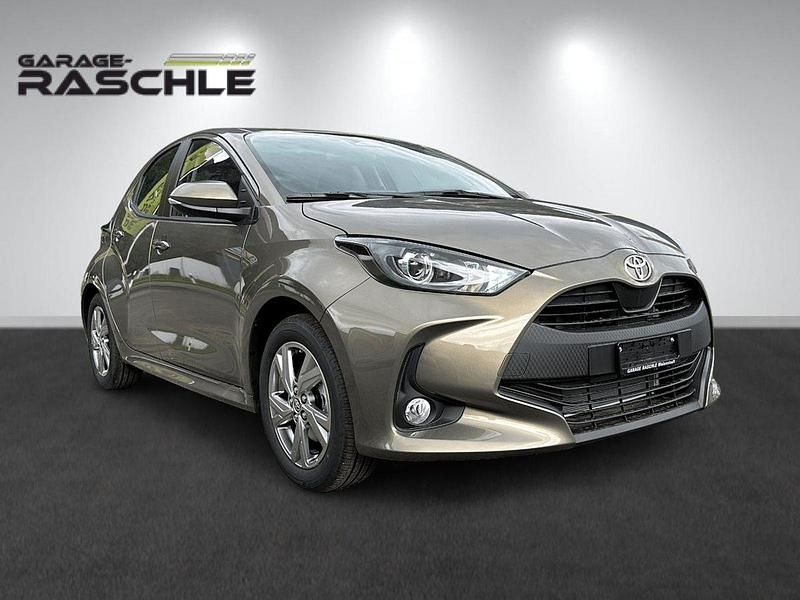 Grün Gebraucht 2024 Toyota Yaris Hybrid Trend Limousine | CHF 25’020 (Fairer Preis) - Bild 1/4
