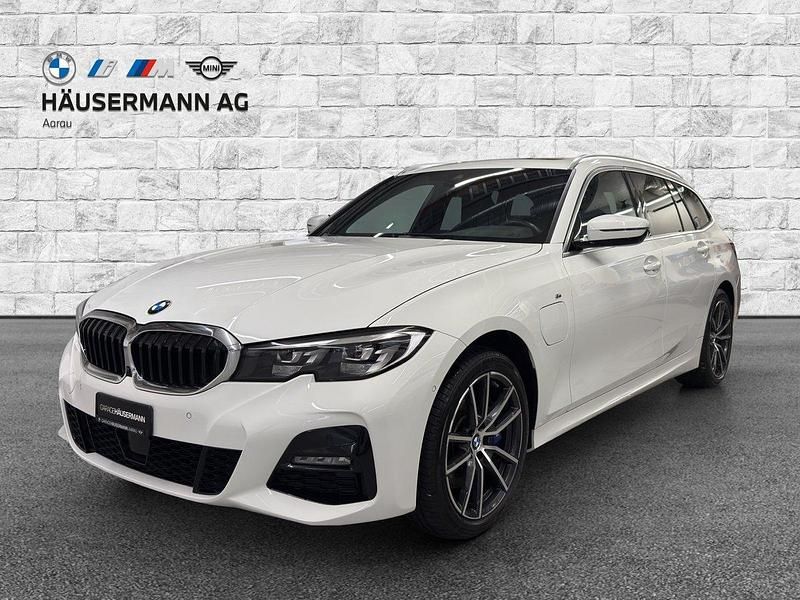 Weiss Gebraucht 2021 BMW 330e M Sport Kombi | CHF 29’900 (Guter Preis) - Bild 1/4