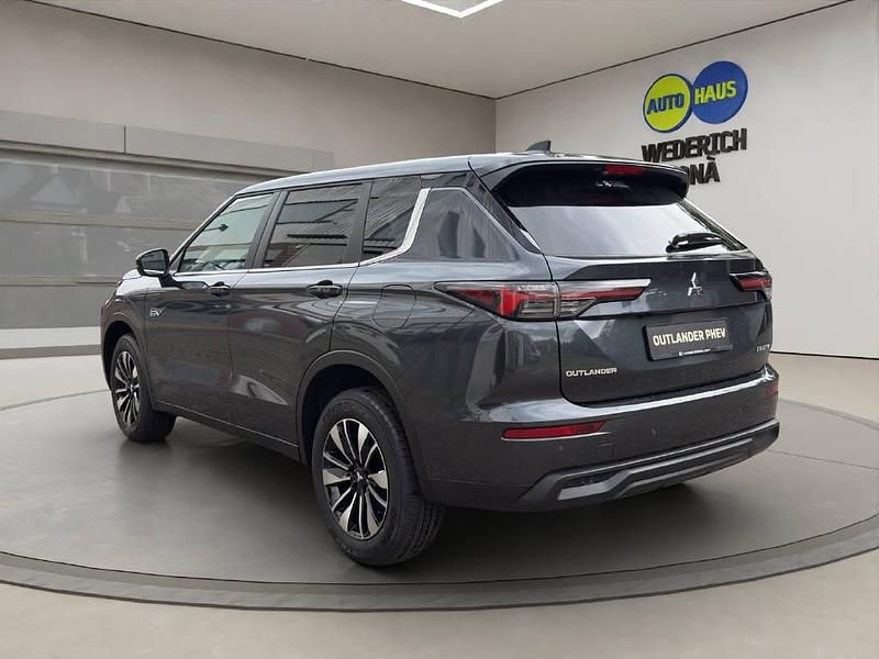 Neu Mitsubishi Outlander P-HEV Invite 306 PS (225 kW) 2025 SUV