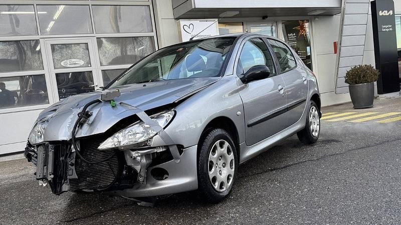 Silber Gebraucht 2004 Peugeot 206 Limousine | CHF 550 - Bild 1/4