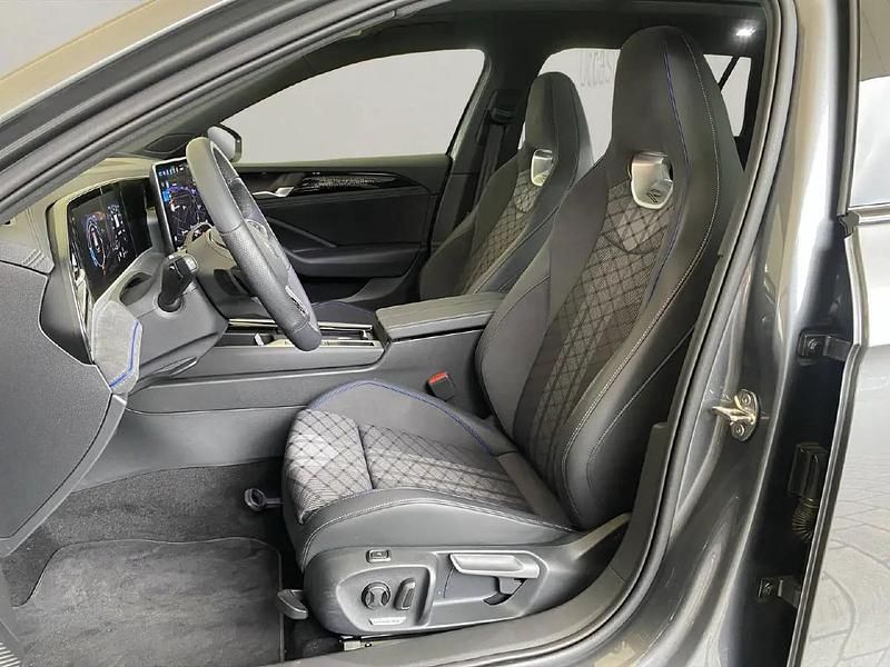 Gebraucht VW Passat R-line 150 PS (110 kW) 2025 Gray Kombi