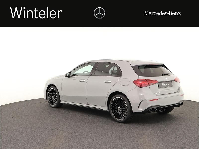 Neu Mercedes A250 163 PS (119 kW) 2025 Grau Limousine