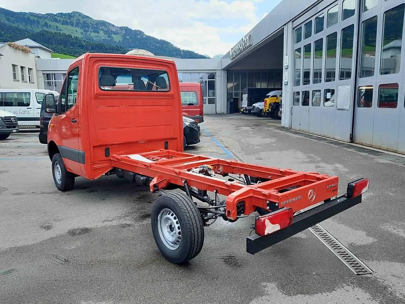 Neu Mercedes Sprinter 190 PS (139 kW) 2025 Rot Van