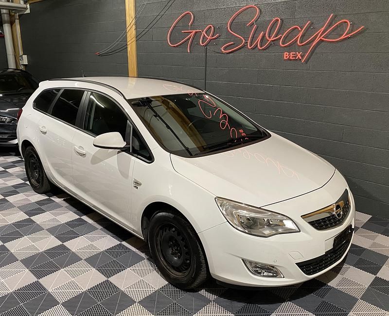 Gebraucht Opel Astra Edition 110 PS (80 kW) 2012