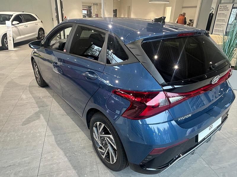 Neu Hyundai i20 100 PS (73 kW) 2026 Blau Limousine