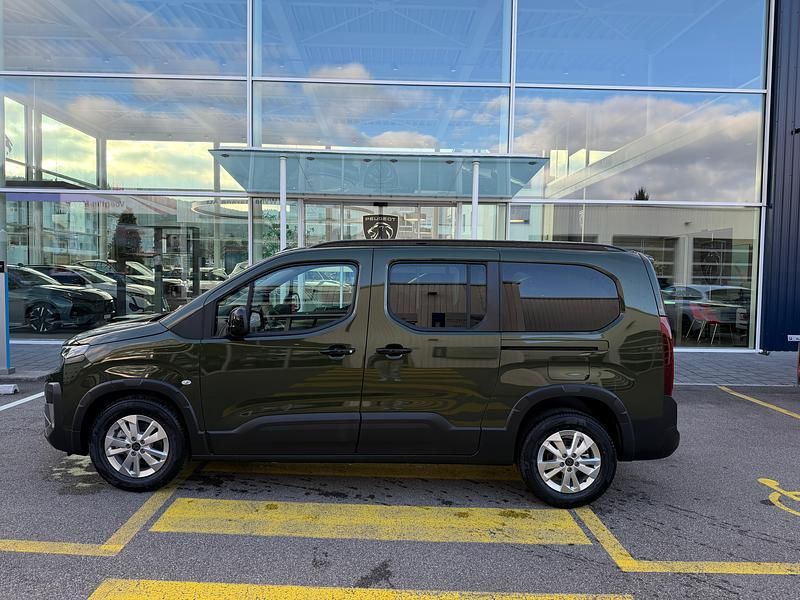 Neu Peugeot Rifter Allure 130 PS (95 kW) 2025 Grün Van / Kleinbus