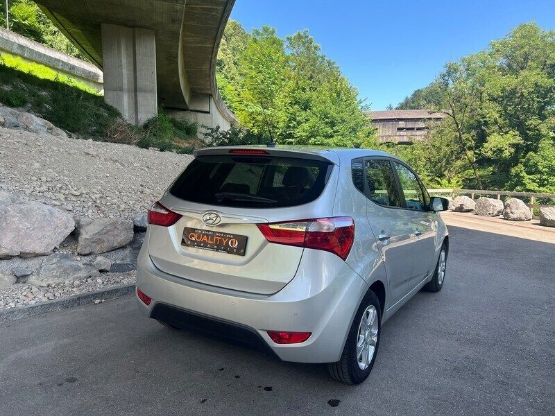 Gebraucht Hyundai ix20 125 PS (91 kW) 2016 Silber Kleinwagen