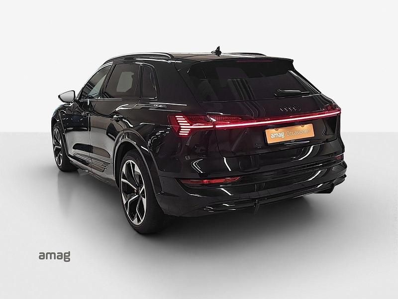 Gebraucht Audi e-tron Comfort 369 kW (503 PS) 2022 Mythosschwarz metallic SUV