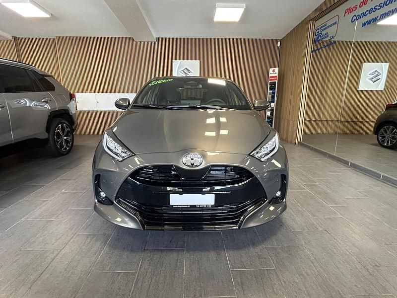 Neu Toyota Yaris Hybrid Premium 131 PS (96 kW) 2025 Braun Limousine