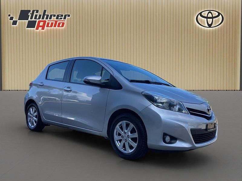 Gebraucht Toyota Yaris Sol 99 PS (72 kW) 2011 Silber Limousine