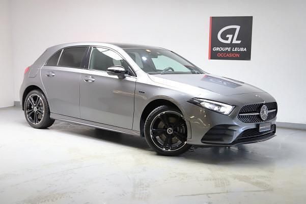 Grau Gebraucht 2020 Mercedes A250 AMG line Limousine | CHF 30’500 (Fairer Preis) - Bild 1/4