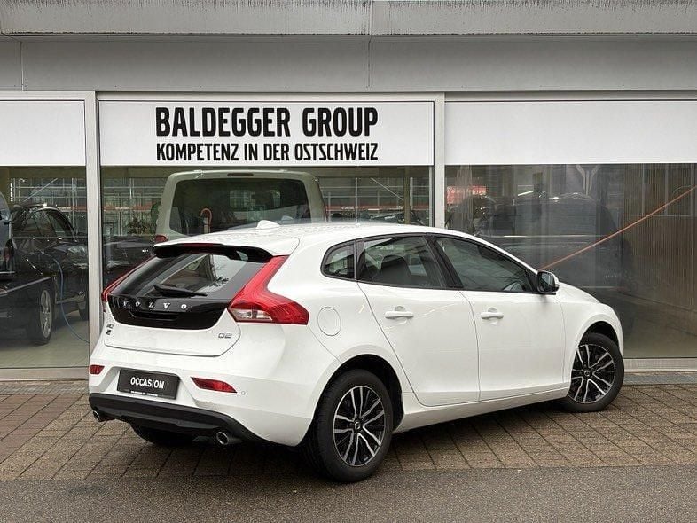 Gebraucht Volvo V40 Momentum 120 PS (88 kW) 2019 Weiss Limousine