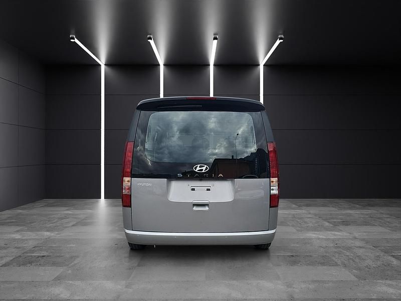 Neu Hyundai Staria 215 PS (158 kW) 2025 Silber Van / Kleinbus