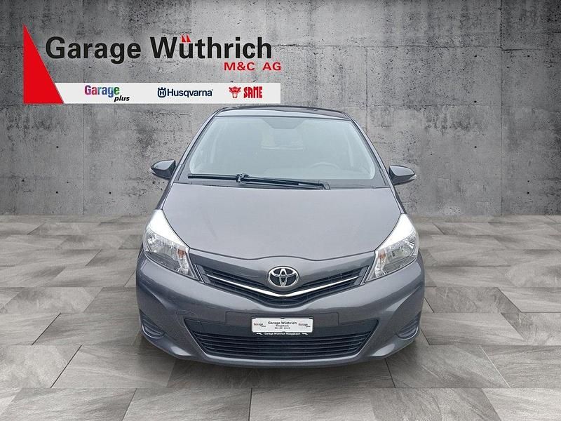 Gebraucht Toyota Yaris Luna 99 PS (72 kW) 2013 Grau Limousine