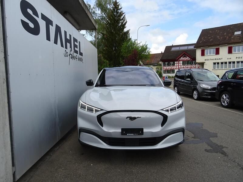Weiss Gebraucht 2023 Ford Mustang Mach-E Premium SUV | CHF 43’890 (Fairer Preis) - Bild 1/4