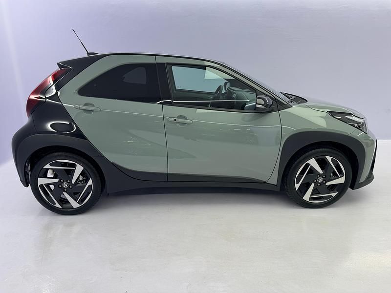 Neu Toyota Aygo X Style 116 PS (85 kW) 2025 Grün SUV