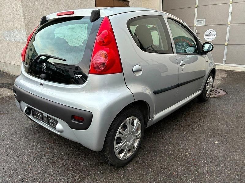 Gebraucht Peugeot 107 68 PS (50 kW) 2011 Kleinwagen