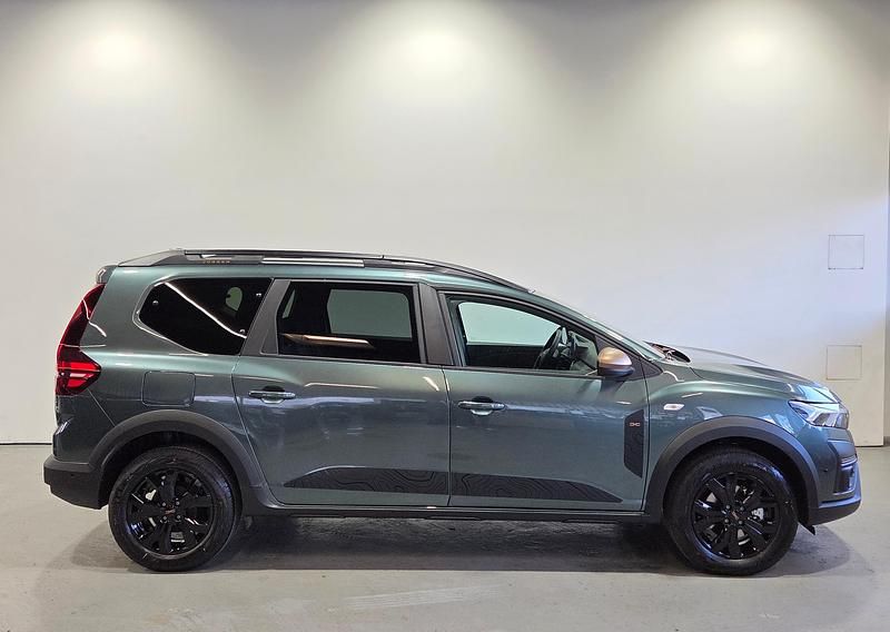 Neu Dacia Jogger Extreme 141 PS (103 kW) 2025 Grün Van / Kleinbus