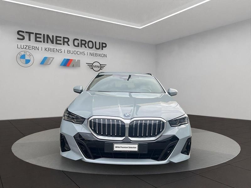 Gebraucht BMW 530e M Sport 299 PS (219 kW) 2024 Grau Kombi