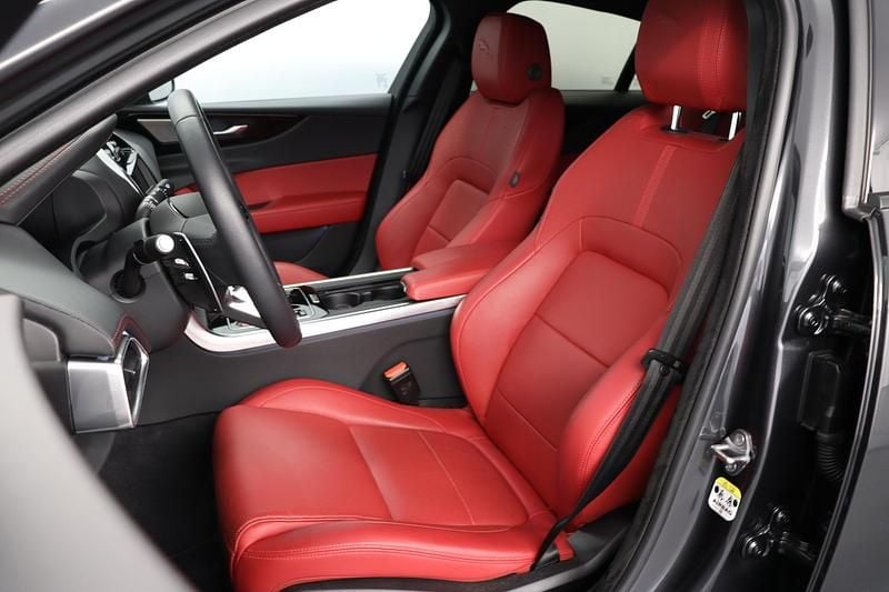 Gebraucht Jaguar XE 300 PS (220 kW) 2025 Grau Limousine