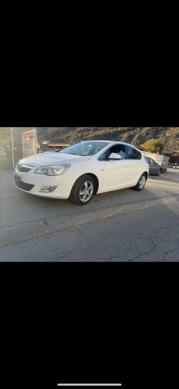 Gebraucht Opel Astra Edition 180 PS (132 kW) 2012