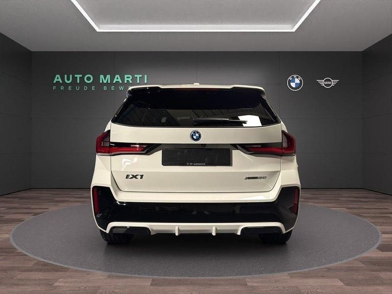 Neu BMW iX1 M Sport 225 kW (306 PS) 2025 "alpinweiss" mét. SUV