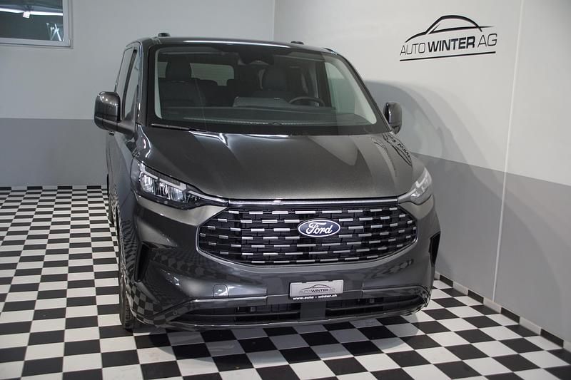Neu Ford Tourneo Titanium 170 PS (125 kW) 2025