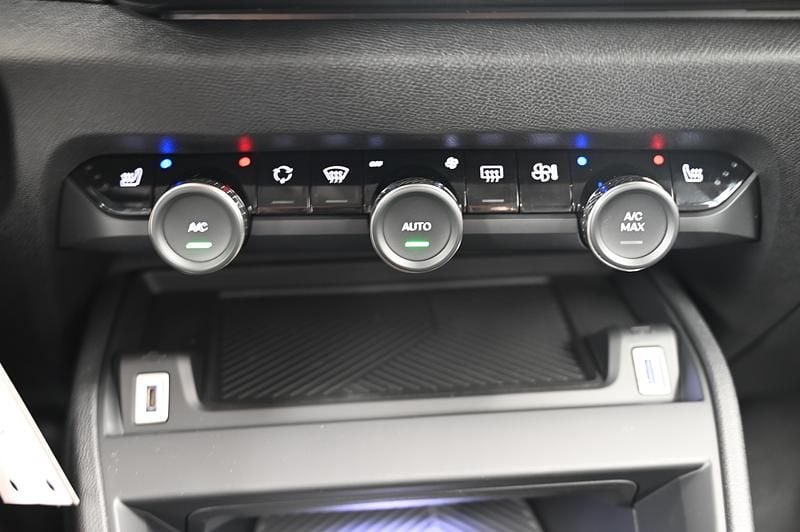 Gebraucht Citroën C4 136 PS (100 kW) 2025 Schwarz Limousine