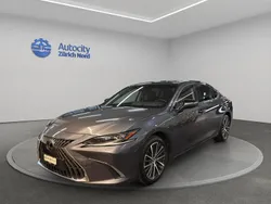 Grau Gebraucht 2023 Lexus ES300H Limousine | CHF 49’999 (Etwas zu teuer)