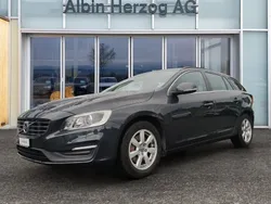 Grau Gebraucht 2015 Volvo V60 Momentum Kombi | CHF 19’950 (Fairer Preis)
