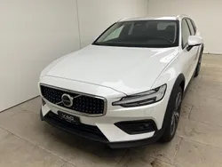 Weiss Gebraucht 2024 Volvo V60 CC Core Kombi | CHF 49’900 (Fairer Preis)