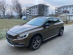 Gebraucht 2016 Volvo V60 CC Summum Kombi | CHF 7’900 (Superpreis)