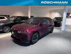 Rot Gebraucht 2022 BMW iX Sport Line SUV | CHF 52’900 (Etwas zu teuer)