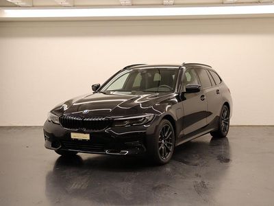 Schwarz Gebraucht 2021 BMW 320e Comfort Edition Kombi | CHF 33’900 (Teuer)