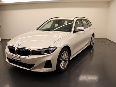 Weiss Gebraucht 2023 BMW 320e Shadowline Kombi | CHF 43’900 (Fairer Preis)
