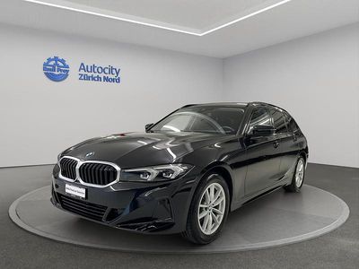 Schwarz Gebraucht 2024 BMW 320e Shadowline Kombi | CHF 43’990 (Fairer Preis)