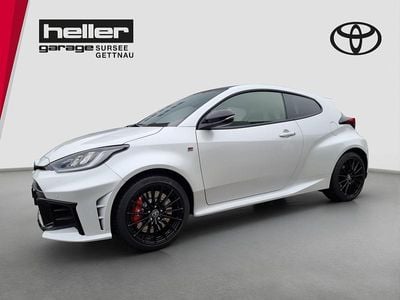 Weiss Neu 2025 Toyota Yaris Sport Limousine | CHF 46’990 (Guter Preis)