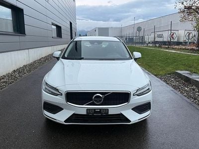 Gebraucht Volvo V60 Momentum 197 PS (144 kW) 2022 Kombi