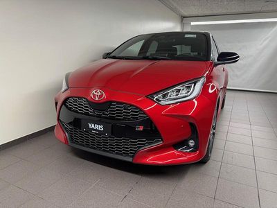 Rot Neu 2025 Toyota Yaris Hybrid Sport Limousine | CHF 33’620 (Etwas zu teuer)