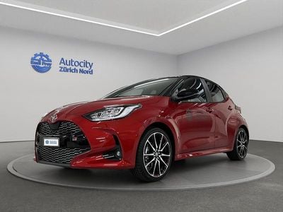 Rot Neu 2025 Toyota Yaris Hybrid Sport Limousine | CHF 32’490 (Fairer Preis)